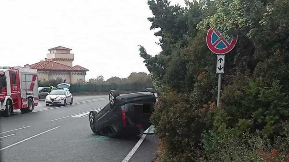 Tampona una macchina e scappa in autostrada: denunciato livornese