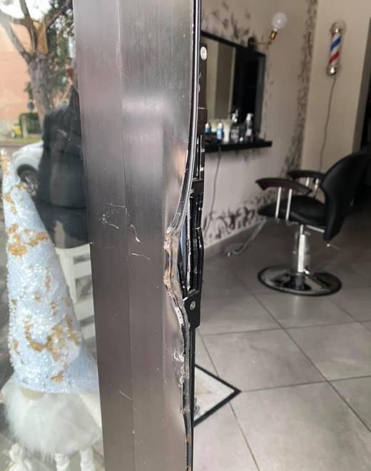 Tentano furto, danni alla porta