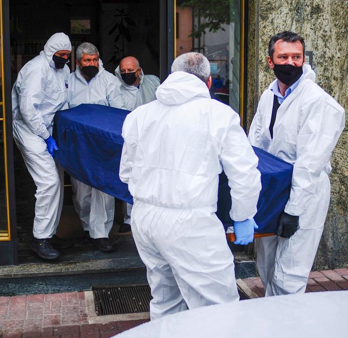 Uccide il figlio, la moglie e i padroni di casa 