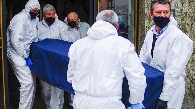 Uccide il figlio, la moglie e i padroni di casa