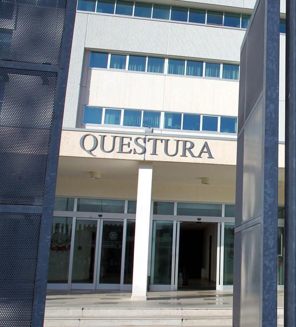 Lega la nipote a una catena e minaccia di darle fuoco In manette lo zio violento