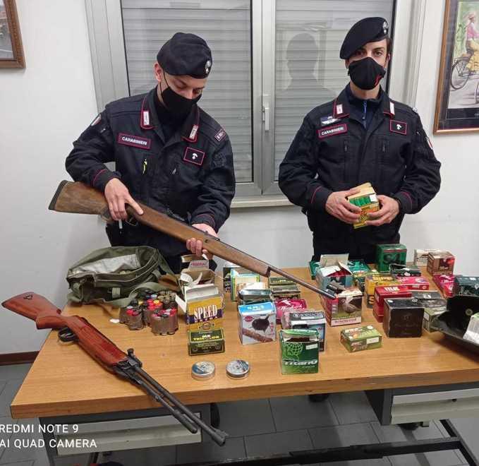 Ha una carabina clandestina e 700 munizioni 