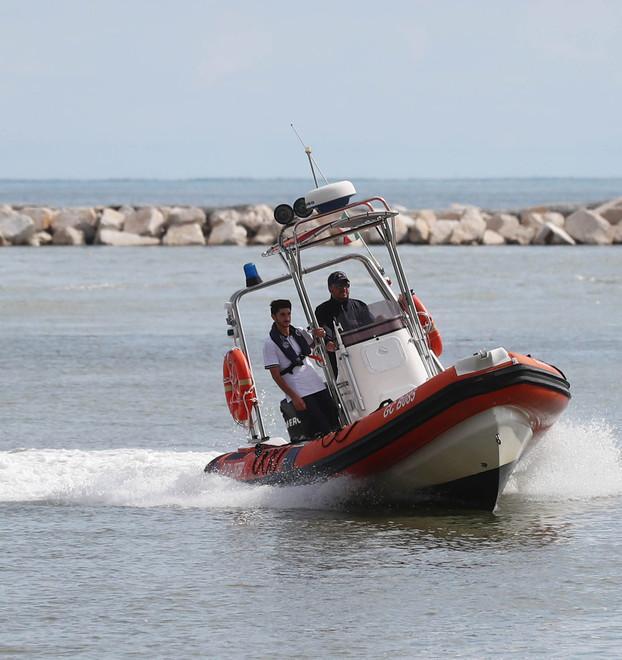 La barca prende fuoco Guardia costiera soccorre due naufraghi 