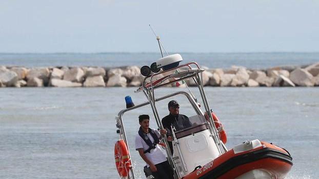La barca prende fuoco Guardia costiera soccorre due naufraghi