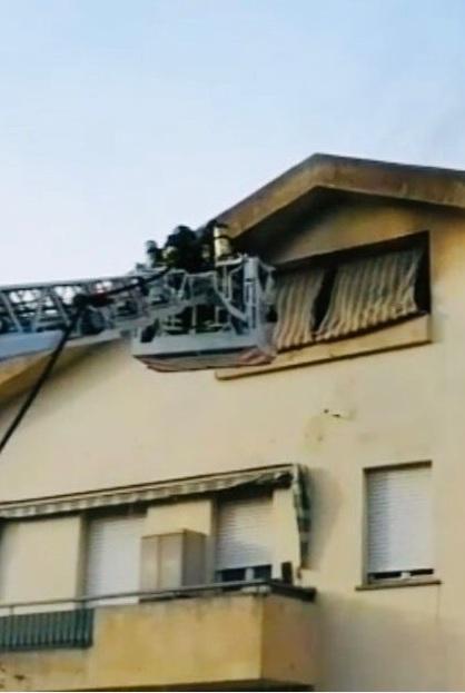 Paura a Li Punti per l’incendio in una mansarda arredi distrutti 