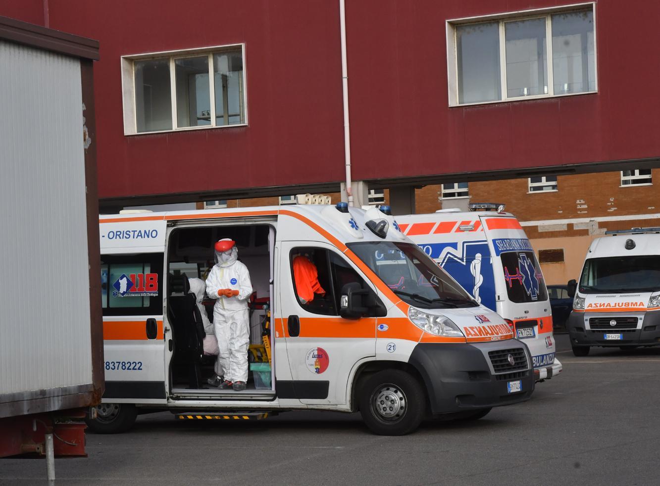 «Non ci sono letti covid» resta 10 ore in ambulanza 