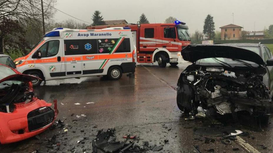 Modena. Spaventoso schianto in Strada Contrada: paura per due giovani