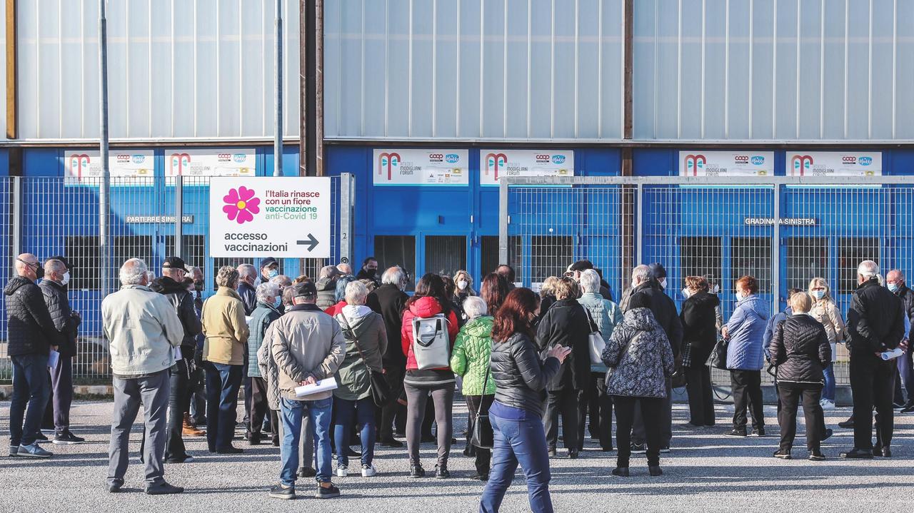 «A Livorno tutti gli over 80 vaccinati entro il 25». Ma si poteva finire dieci giorni prima
