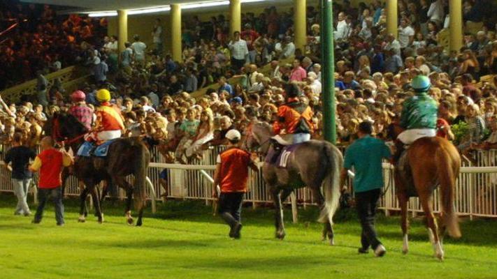 Una delle ultime corse all’ippodromo Federico Caprilli chiuso dal 2015 dopo una lunga crisi che ha travolto l’ippica