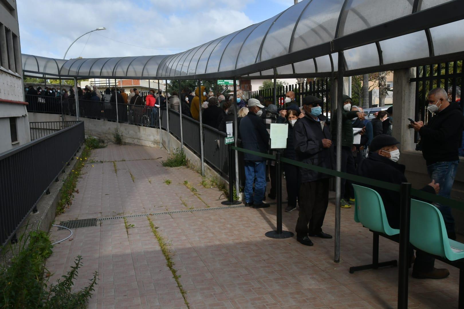 Lunga fila per i vaccini agli anziani a Oristano