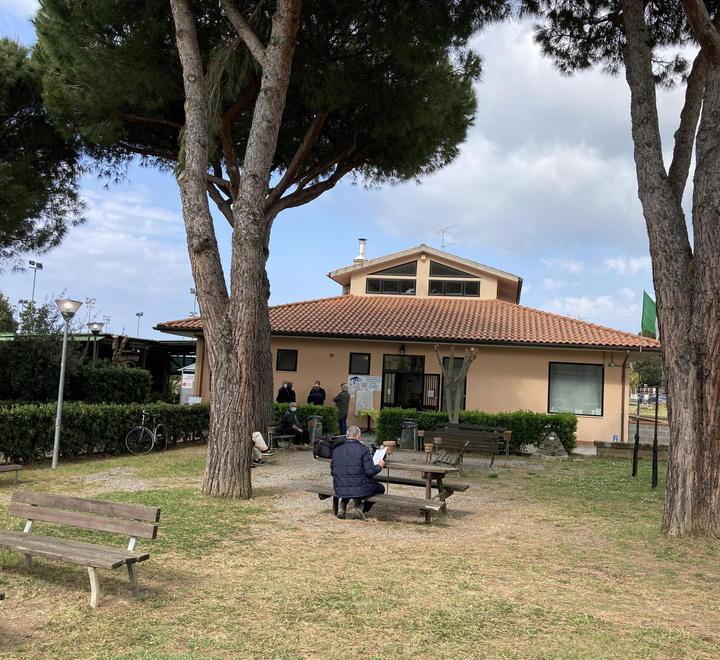 l’esterno del centro vaccinale allestito al circolo Arci Le Pescine a Rosignano