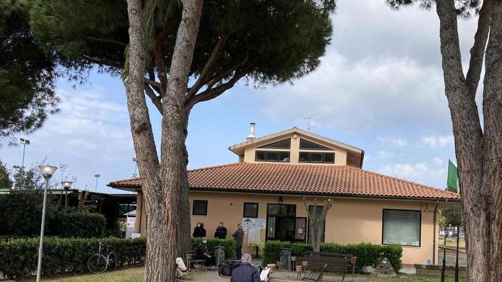 l’esterno del centro vaccinale allestito al circolo Arci Le Pescine a Rosignano
