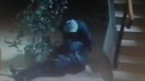 Trascinata per i capelli nel sottoscala. L’imputato: «Non volevo violentarla»
