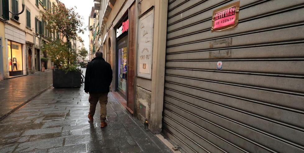 Una via del centro di Empoli con i negozi chiusi e fondi sfitti