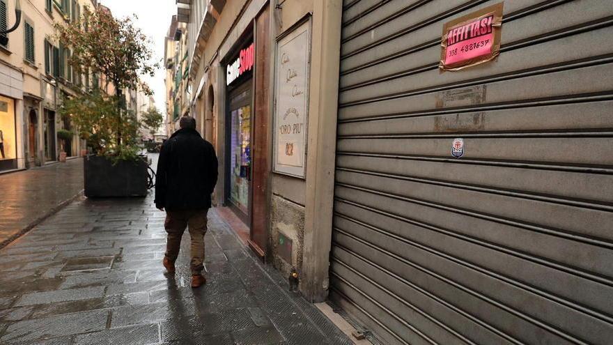 Una via del centro di Empoli con i negozi chiusi e fondi sfitti