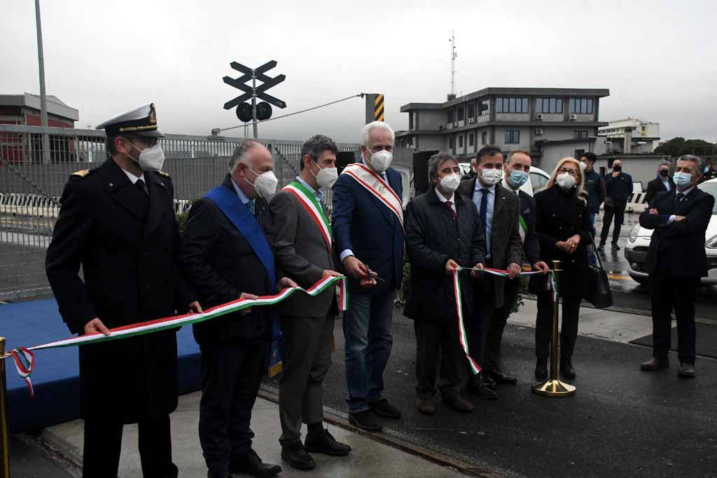 Il taglio del nastro per il nuovo collegamento ferroviario in porto a Marina di Carrara