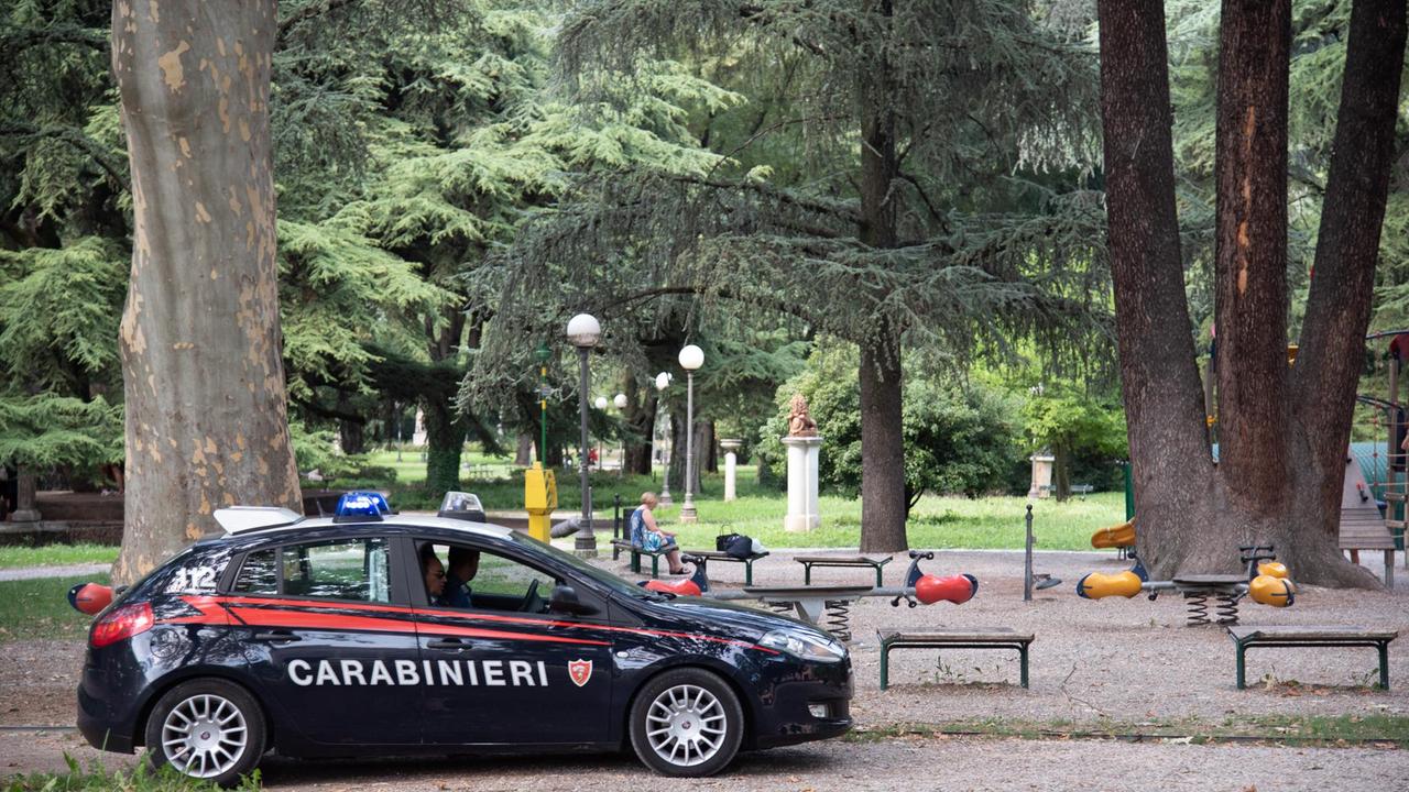 Spaccia nel parco, denunciato un sedicenne