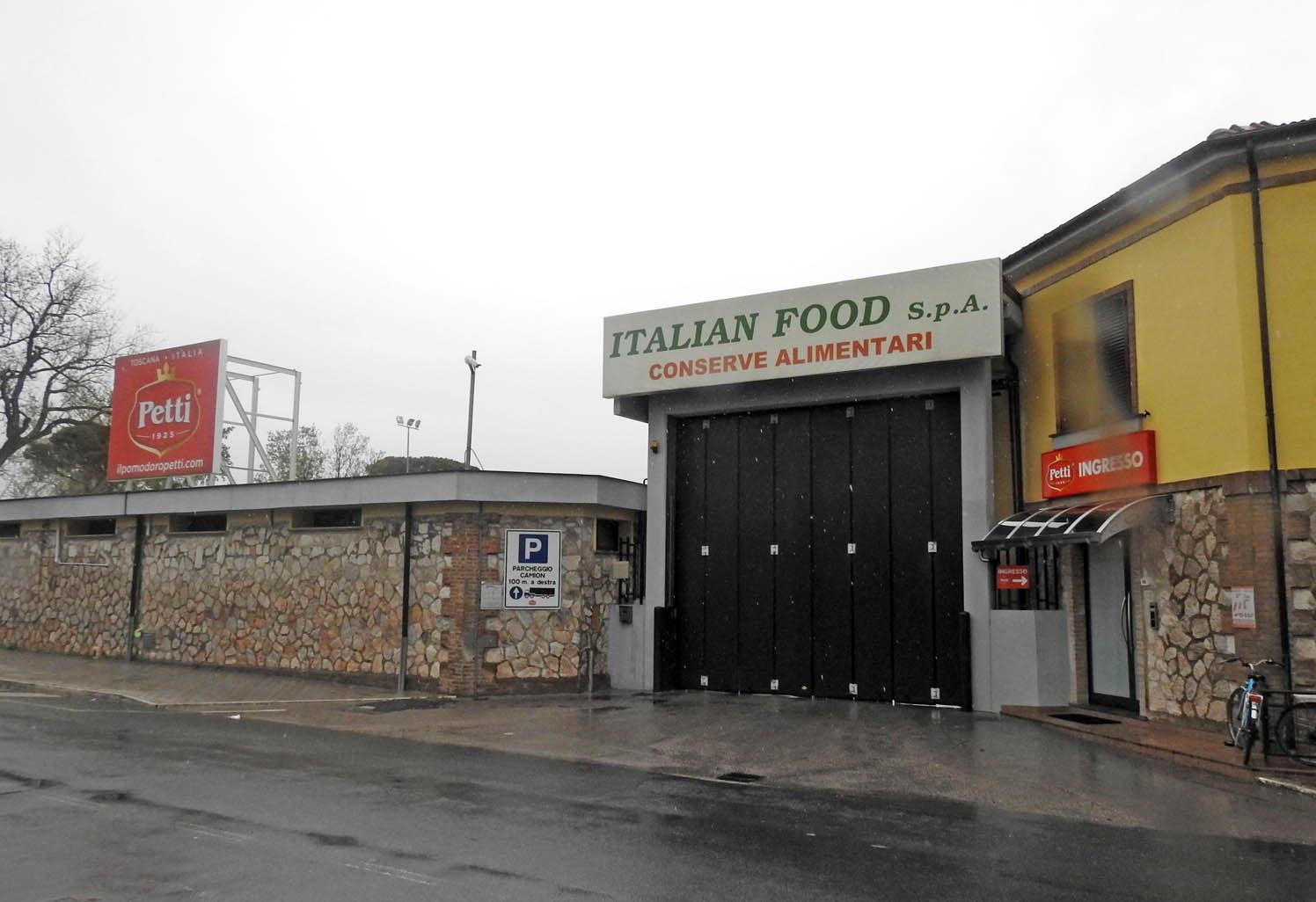 L'ingresso dello stabilimento Italian Food di Venturina Terme (foto Paolo Barlettani)