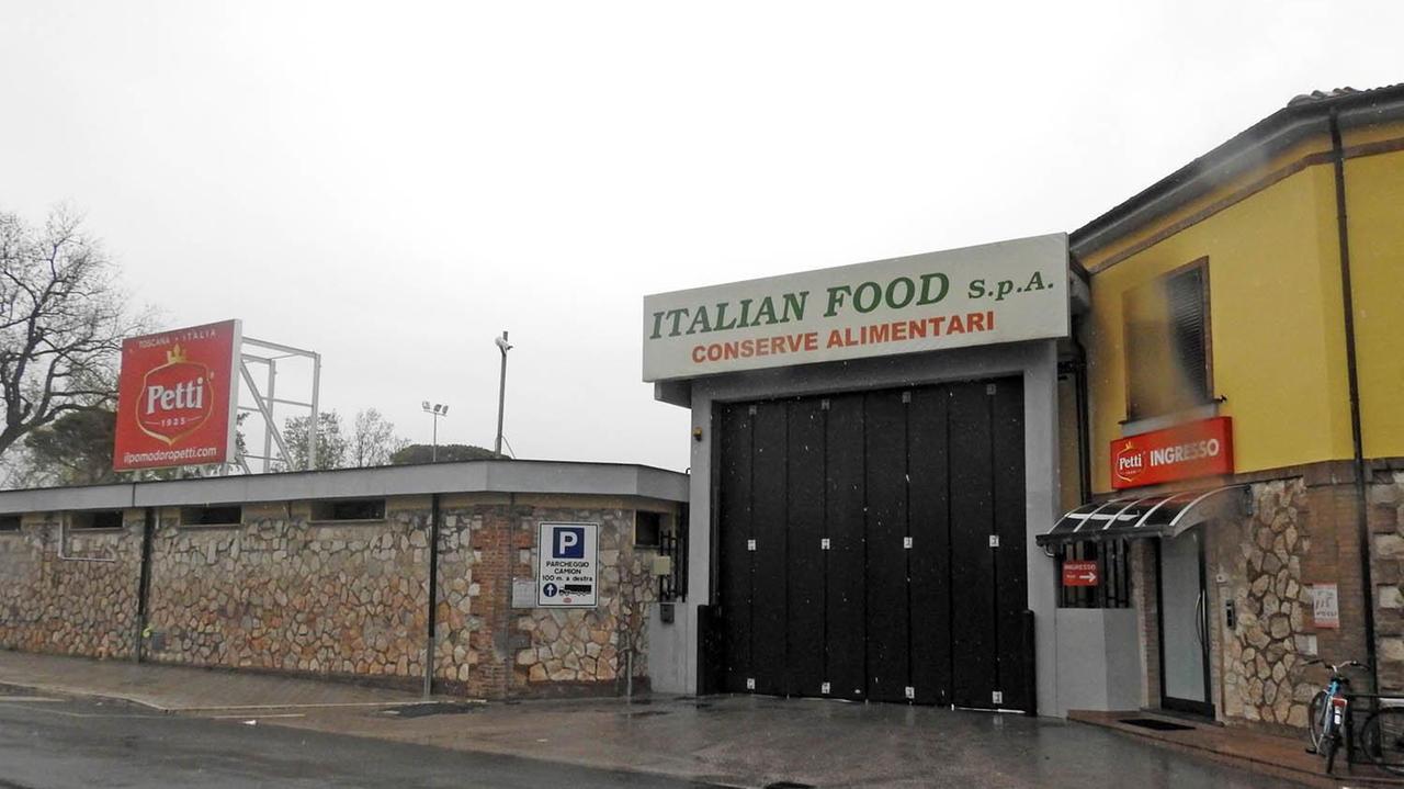 L'ingresso dello stabilimento Italian Food di Venturina Terme (foto Paolo Barlettani)