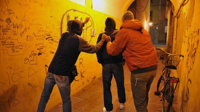 Quattro ragazzine aggrediscono 13enne a Riccione, denunciate