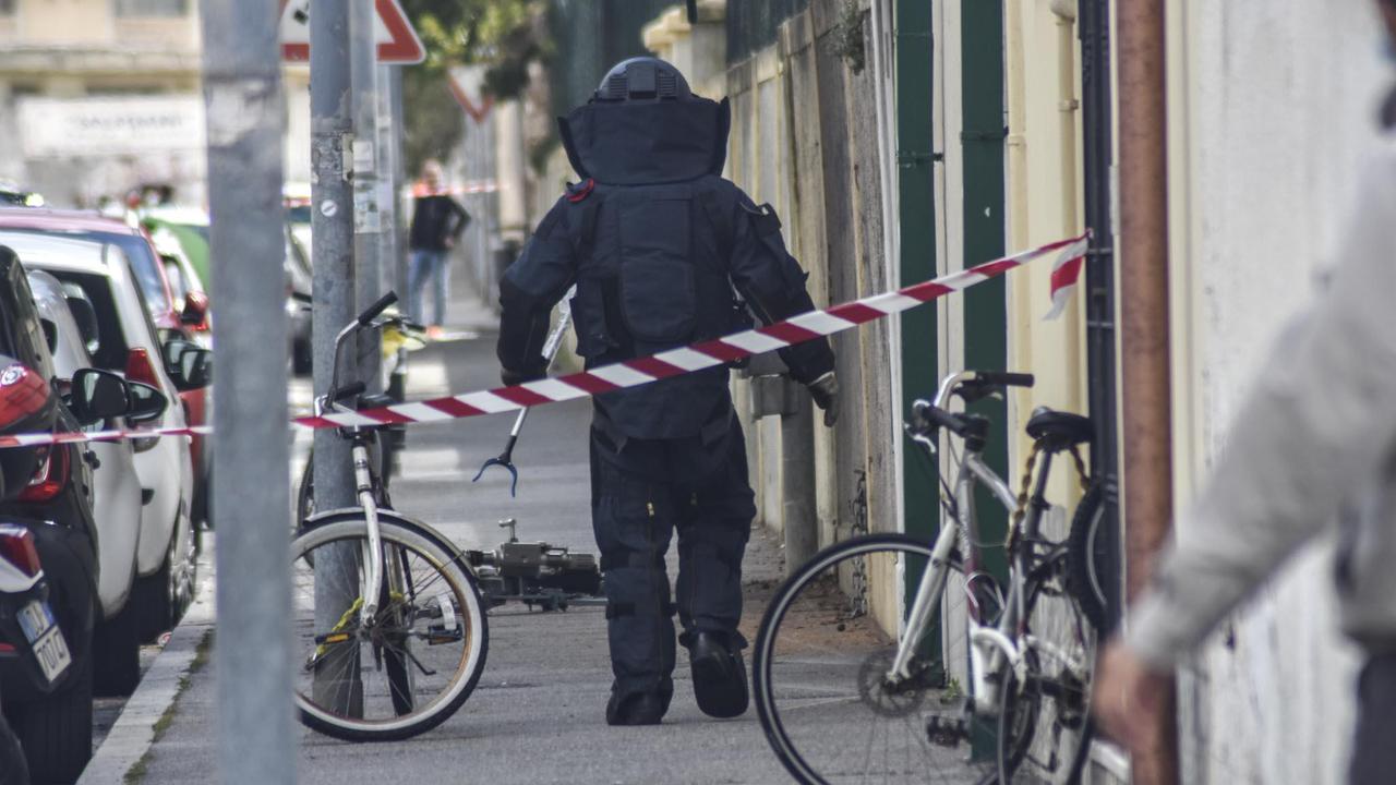 «C'è una valigia sospetta», in via Pannocchia un falso allarme bomba - Video