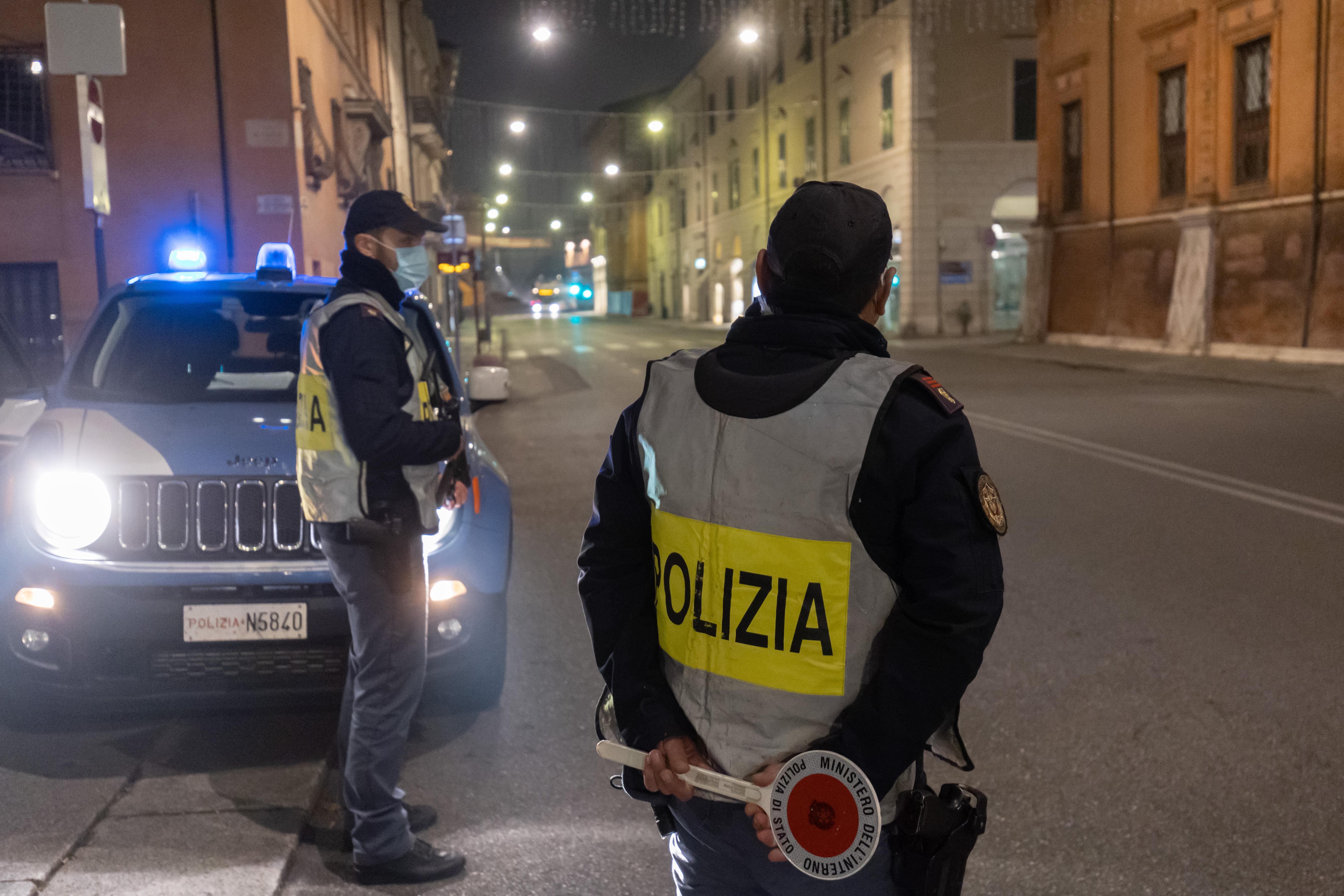 Ferrara, in quattro in auto senza mascherine. Poi spintoni e urla contro gli agenti: scatta la maxi sanzione