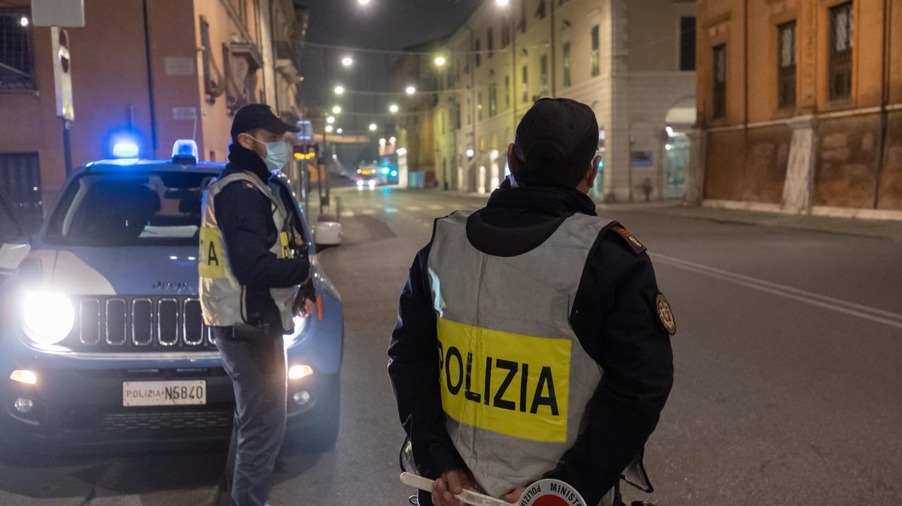 Ferrara, in quattro in auto senza mascherine. Poi spintoni e urla contro gli agenti: scatta la maxi sanzione