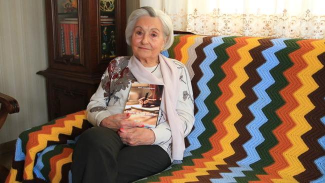 Nonna scrive un libro a 86 anni: 'La pandemia è peggio della guerra' 