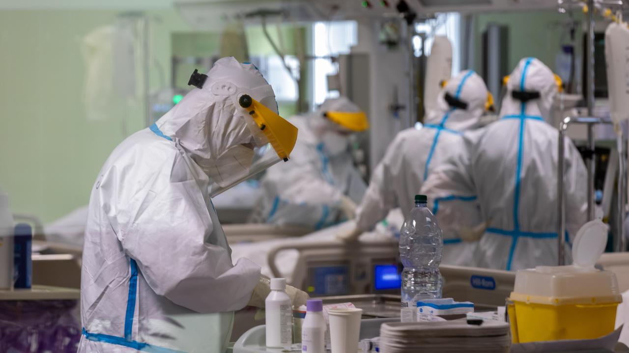 Nel Ferrarese quattro decessi, 48 contagi e 126 guariti. Cala la pressione sugli ospedali, ma terapie intensive quasi al completo