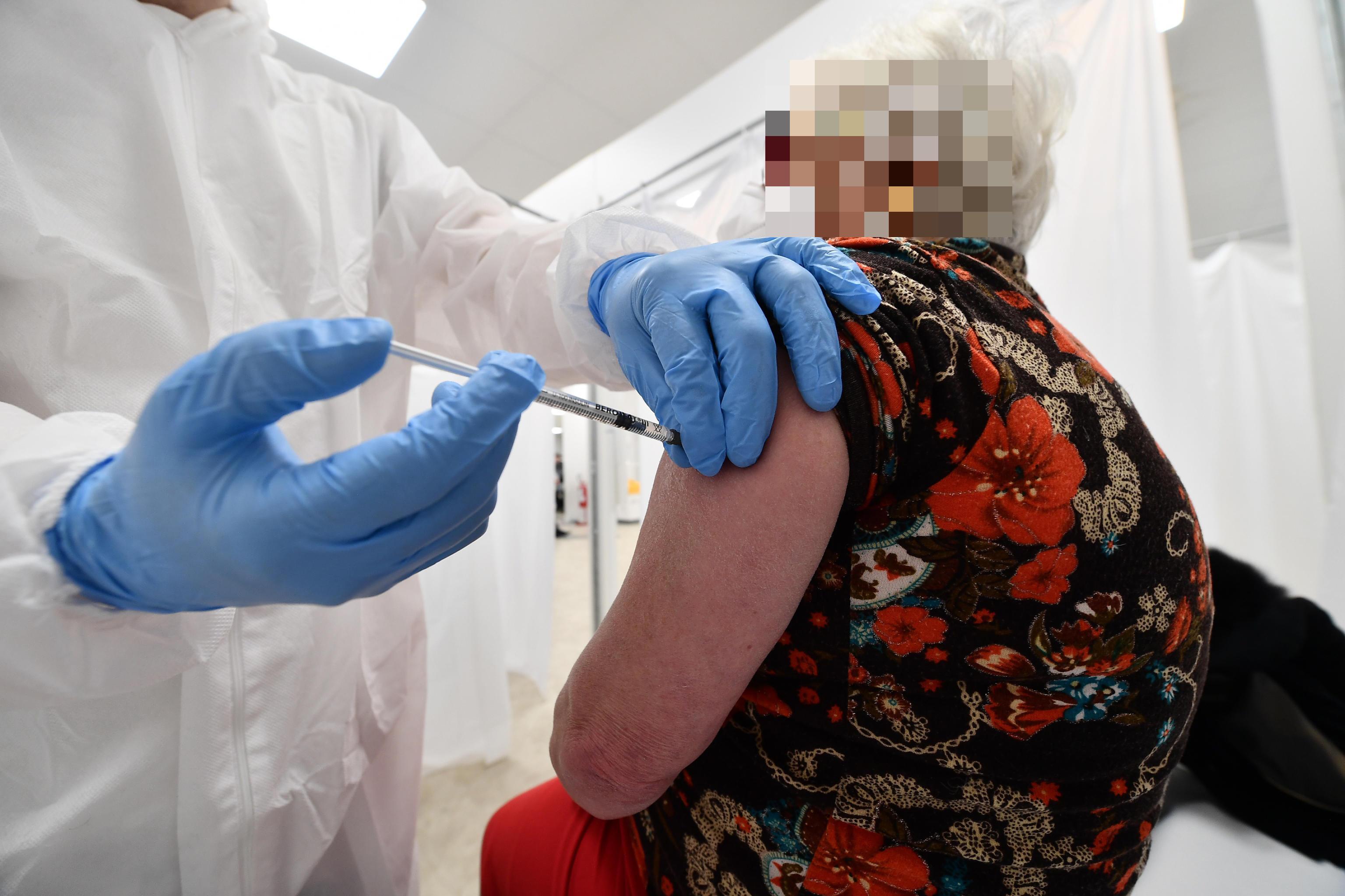 Covid: anche in Sardegna prenotazione dei vaccini con le Poste, ma non prima di un mese