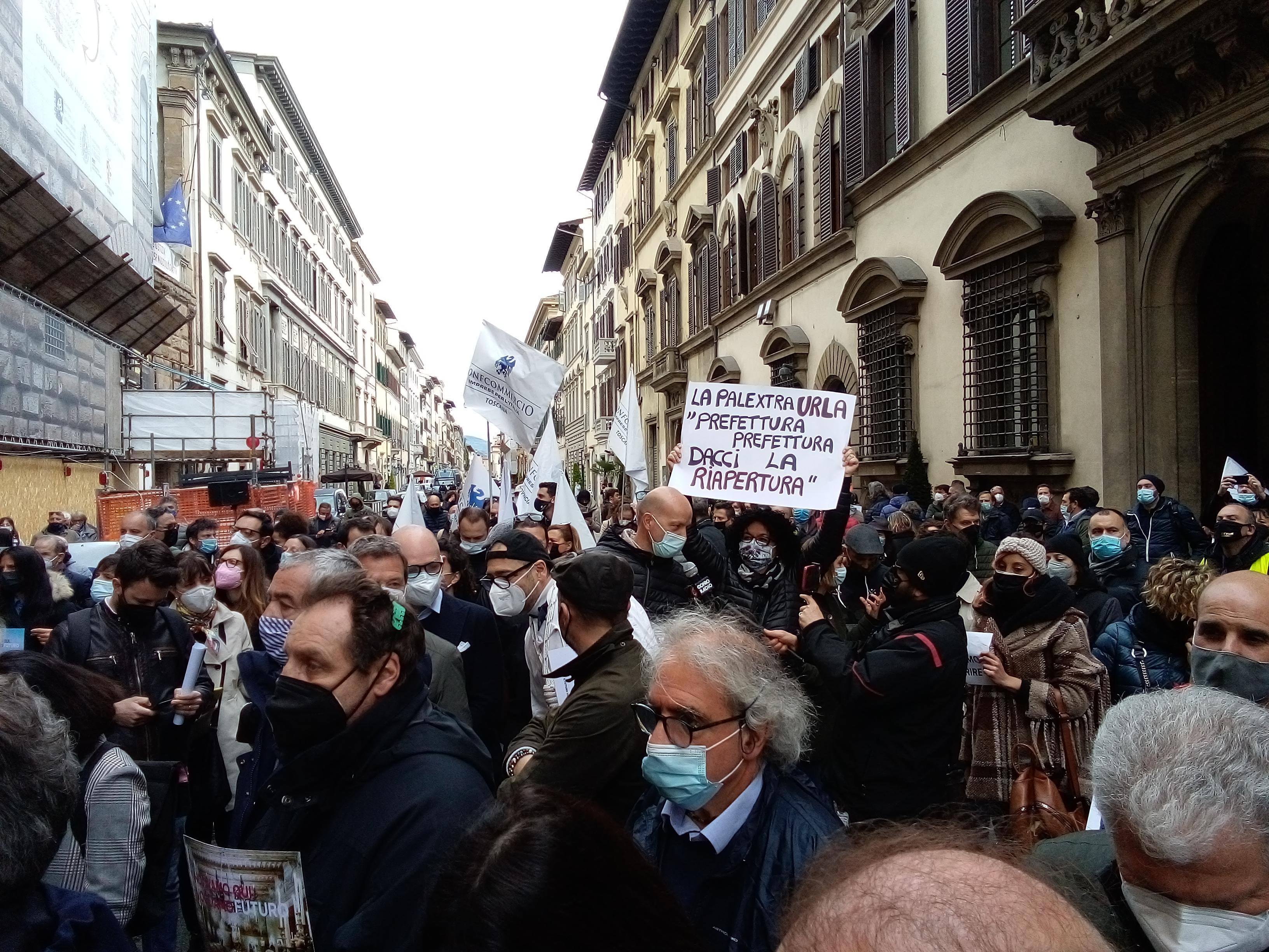 Imprenditori del commercio in piazza a Firenze: "Se non c'è una data certa riapriamo il 1° maggio" 