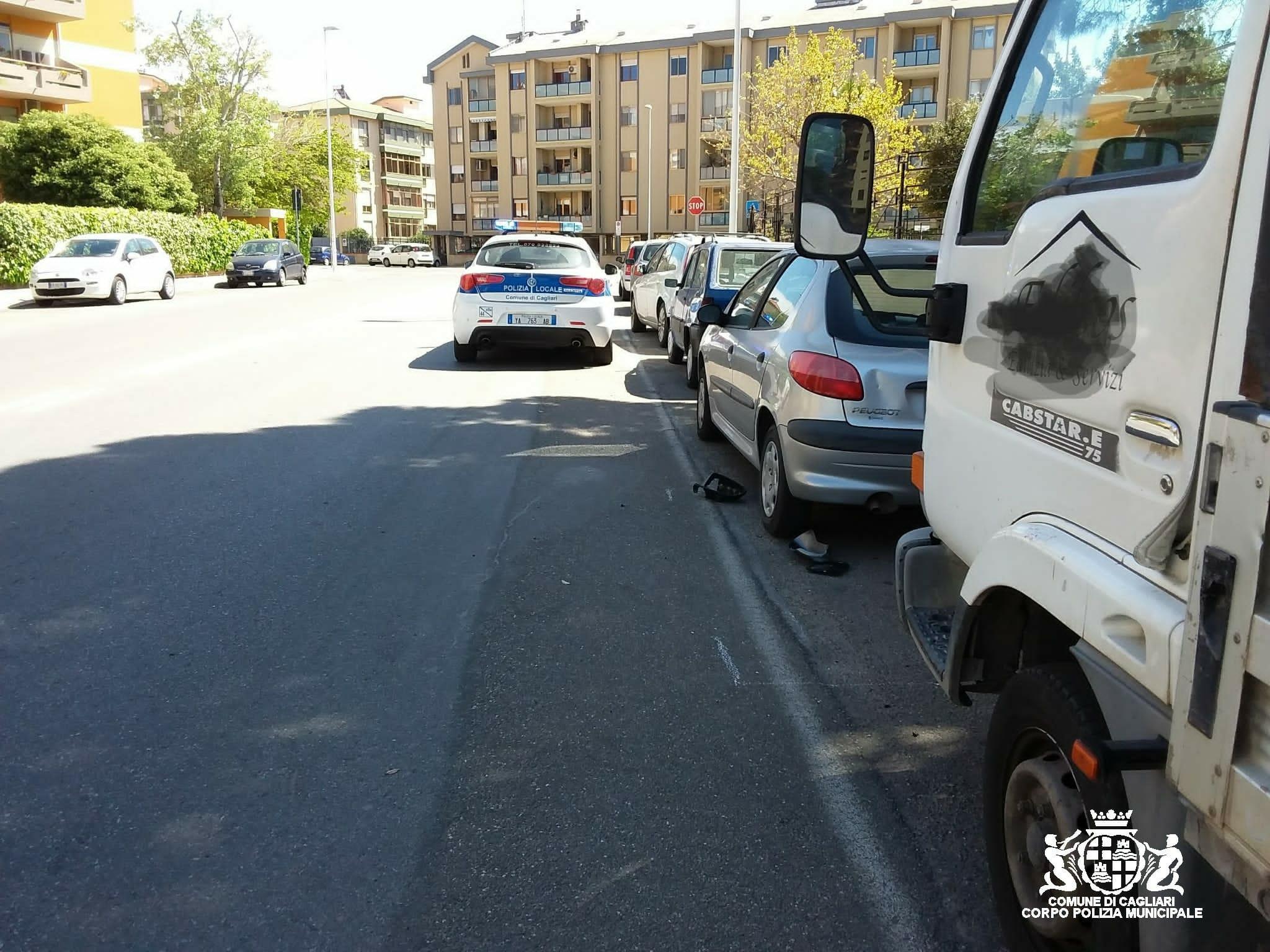 Scende dall'autocarro e lo investe un'auto pirata: operaio in ospedale a Cagliari