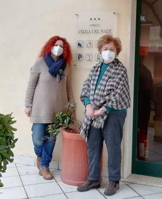 Paola Masoni insieme alla figlia davanti all’albergo
