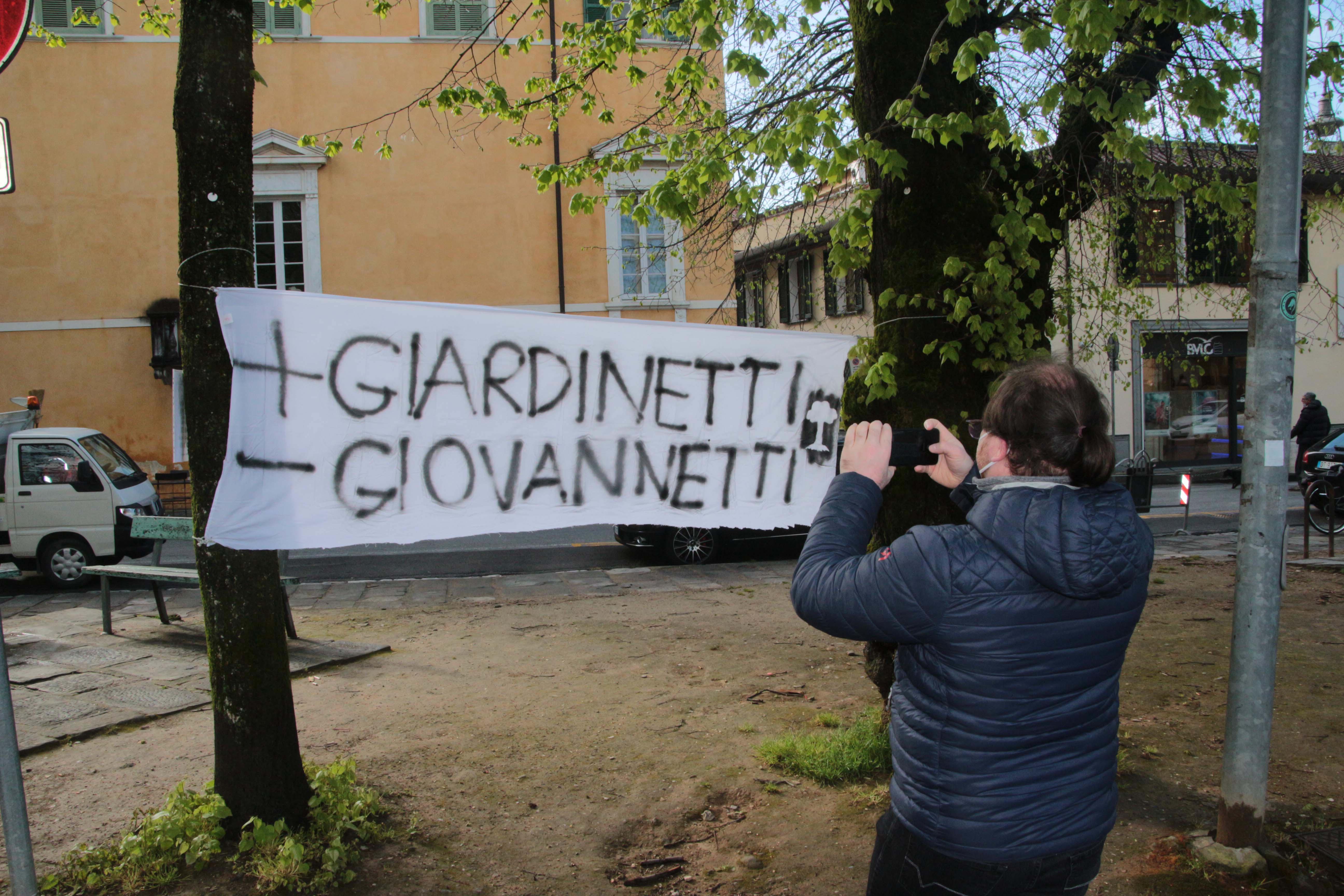La protesta fa slittare il taglio degli alberi: «Sindaco, basta con lo scempio del verde» 