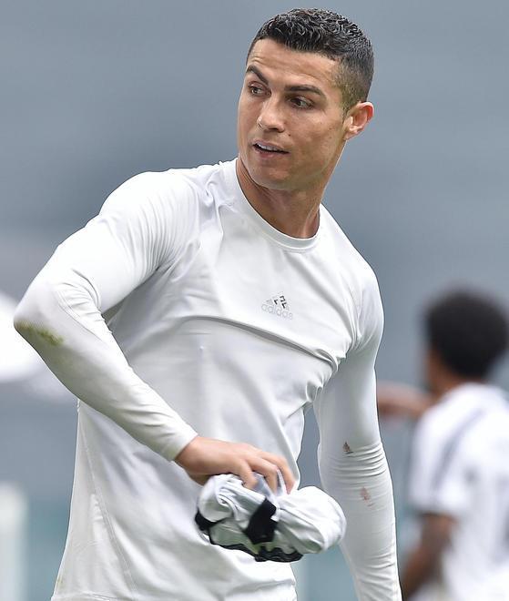 Ronaldo, la maglia e le voci Lui si allena con Georgina...