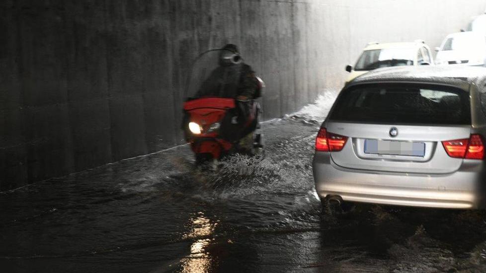 Allagato il sottopasso di via Ingrillini Danni all’archivio Fazzi