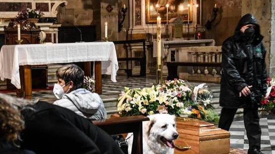 Il cane Iago in chiesa ai funerali di Gemma