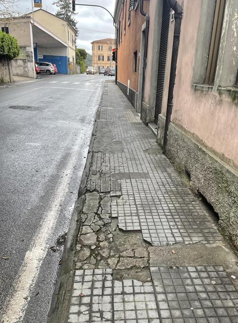 Quel marciapiede disastrato