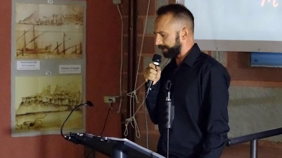 Gli attori stregano i turisti narrando storie e leggende E gli scorci fanno da ribalta