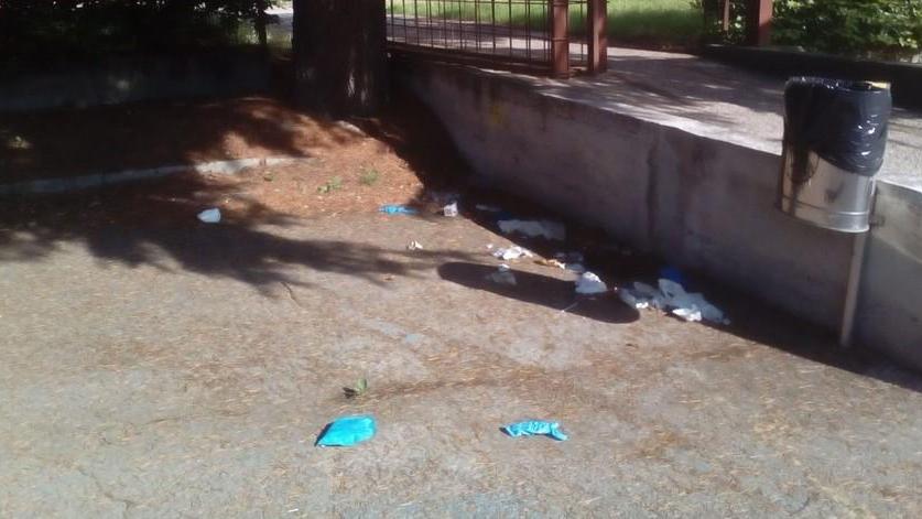 Manifesti sulle strade «Non inquinate gettando le mascherine»