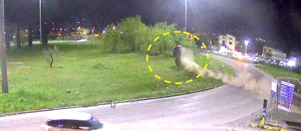 Scappa dai vigili e si ribalta sulla rotonda