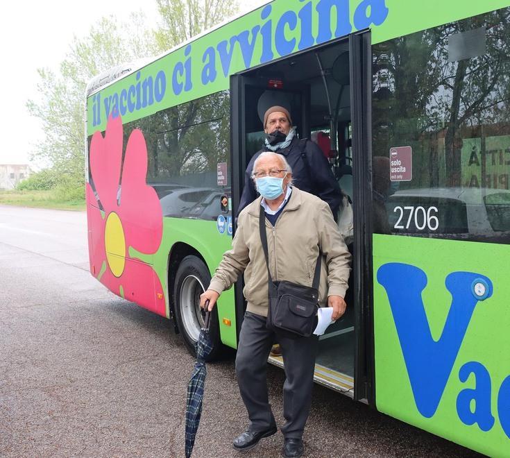 Il VaccinoBus parte con 20 utenti «Esempio di ottima collaborazione»