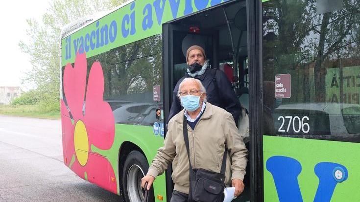 Il VaccinoBus parte con 20 utenti «Esempio di ottima collaborazione»