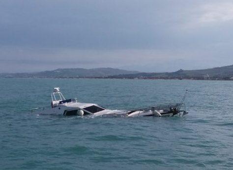 Barca prende fuoco Un tronco in mare la causa del naufragio 