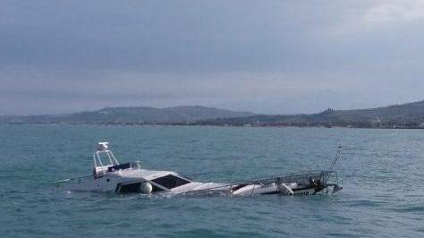 Barca prende fuoco Un tronco in mare la causa del naufragio