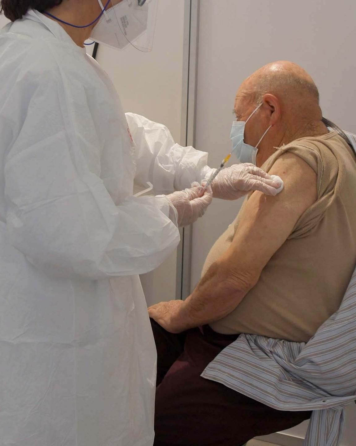 Vaccini avanti piano alla Maddalena. Riserve? Con sms in chat