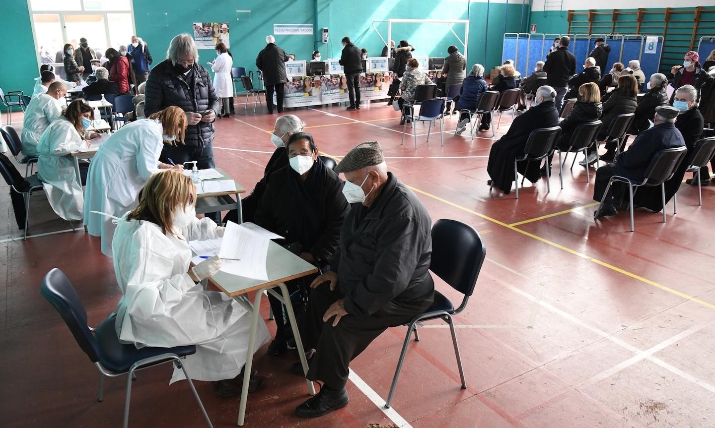 Vaccini, rinvio per le seconde dosi