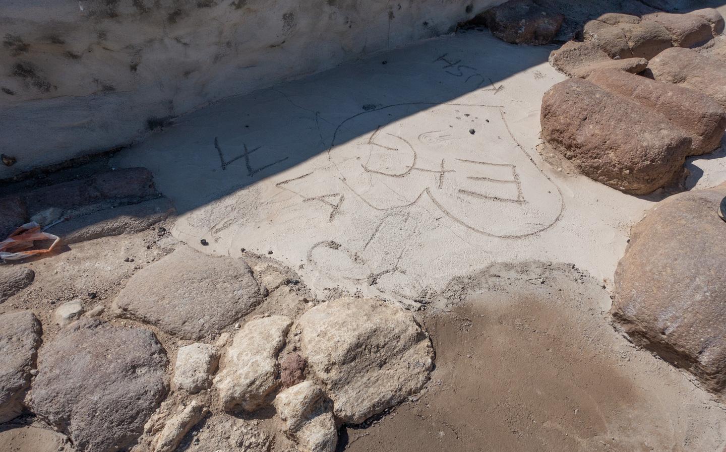 Incursione dei vandali sfregiato il ponte romano 