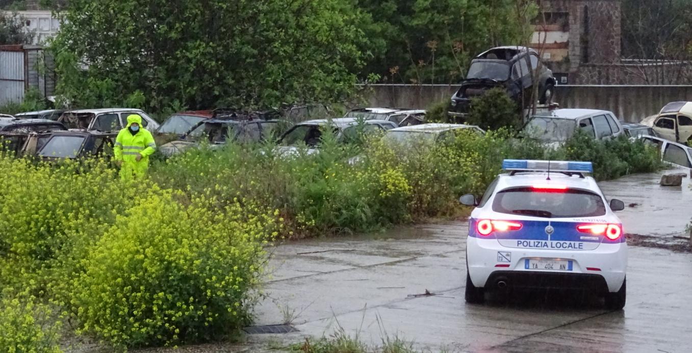 Una bomba ecologica nel vecchio deposito auto 