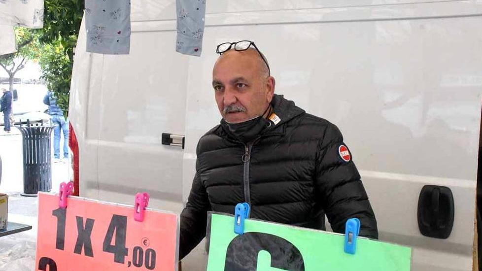 Addio passeggiata per il mercato: a Massa i banchi riaprono, i clienti non ci sono